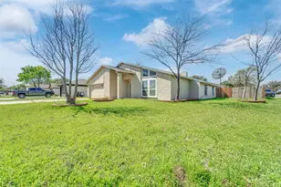 6800 Eagle Rock Dr, Fort Worth, TX 76133 - Photo 2