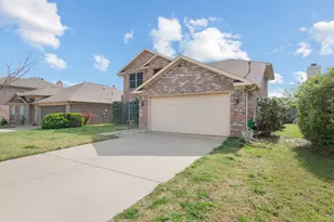 1017 Grand Central Pkwy, Saginaw, TX 76131 - Photo 2