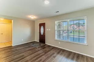 115 Matamoros St, Grand Prairie, TX 75051 - Photo 6