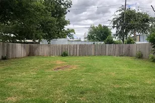 2733 Livingston Ave, Fort Worth, TX 76110 - Photo 10