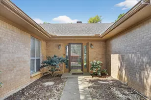 2222 Honey Creek Ln, Arlington, TX 76006 - Photo 4