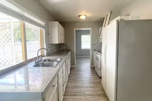 702 Pinehill Ln, Grand Prairie, TX 75052 - Photo 6