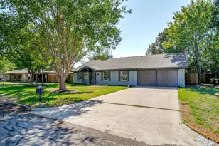 1225 Crestwood Dr, Cleburne, TX 76033 - Photo 2