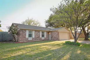 1121 Celeste St, Crowley, TX 76036 - Photo 2