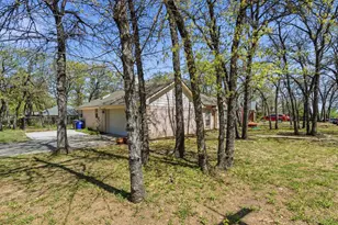 705 Oak Park Dr, Azle, TX 76020 - Photo 2