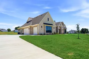 2016 Pinetree Post, Weatherford, TX 76087 - Photo 2