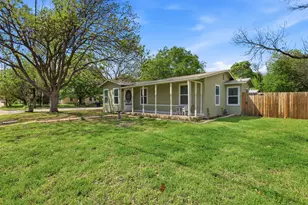 320 W Rucker St, Granbury, TX 76048 - Photo 4