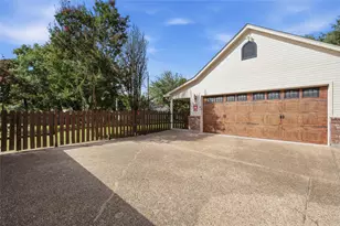 418 Riverview Dr, Woodway, TX 76712 - Photo 6