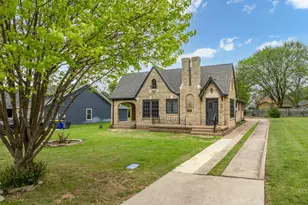 1004 E Franklin St, Hillsboro, TX 76645 - Photo 2