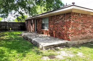 651 Meadow Park Dr, White Settlement, TX 76108 - Photo 18