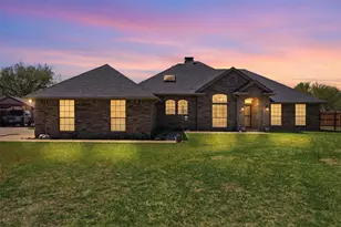 3802 Buena Vista Cir, Granbury, TX 76049 - Photo 2