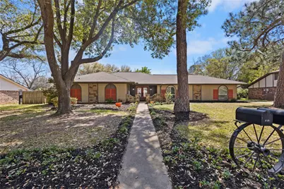 2125 Lakecrest Drive, Grapevine, TX 76051 - Photo 2