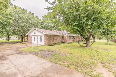 904 Sherman St, Tioga, TX 76271 - Photo 4