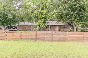 904 Sherman St, Tioga, TX 76271 - Photo 4