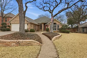 2613 Bent Tree Dr, Hurst, TX 76054 - Photo 2