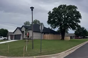 215 Sweetwater Dr, Weatherford, TX 76086 - Photo 2