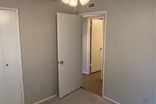 829 Pinoak Dr, Grand Prairie, TX 75052 - Photo 14