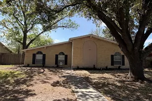 829 Pinoak Dr, Grand Prairie, TX 75052 - Photo 1