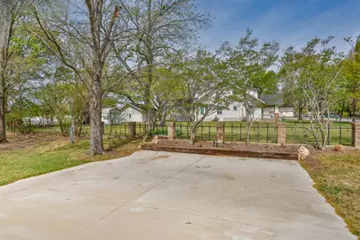 108 E Evans Street, Saint Jo, TX 76265 - Photo 32