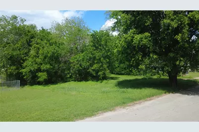 611 W Johnson Street, Denison, TX 75020 - Photo 2