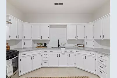 611 Cherry Street, Bowie, TX 76230 - Photo 8