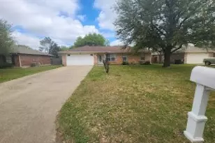206 Hackberry Dr, Greenville, TX 75402 - Photo 2