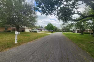 206 Hackberry Dr, Greenville, TX 75402 - Photo 4