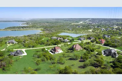 1016 Mallard Pointe Drive, Grand Prairie, TX 75104 - Photo 2