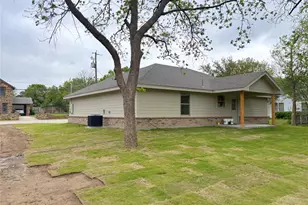 307 Elba St, Bowie, TX 76230 - Photo 4