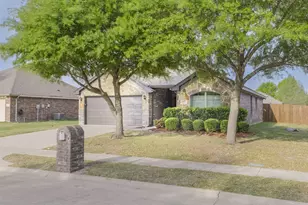 205 Commonwealth Cir, Waxahachie, TX 75165 - Photo 2