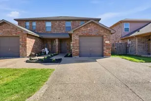 2320 Bloomfield Dr, Arlington, TX 76012 - Photo 2