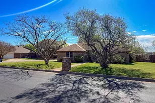 701 Daniels Dr, Crowley, TX 76036 - Photo 2