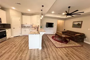 505 S Sky Ct, Granbury, TX 76049 - Photo 6