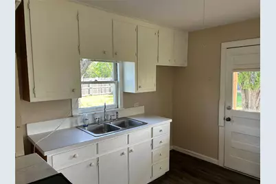 104 W Wilson Avenue, Whitney, TX 76692 - Photo 4