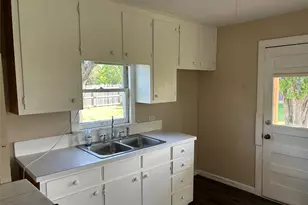 104 W Wilson Ave, Whitney, TX 76692 - Photo 4