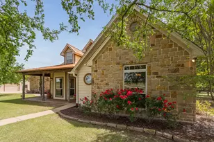 3401 Old Barn Ct, Granbury, TX 76048 - Photo 2