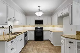 10014 Burgundy Dr, Woodway, TX 76712 - Photo 12