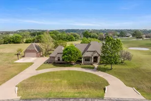 1106 W Iberian Ct, Granbury, TX 76048 - Photo 2