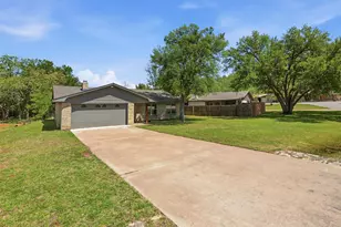 6106 Laredo Ct, Granbury, TX 76049 - Photo 4