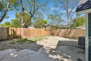 104 W 2nd St, Waxahachie, TX 75165 - Photo 24