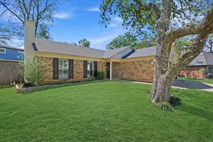 404 Knoll wood Ct, Euless, TX 76039 - Photo 2