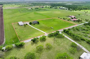 386 Scoggins Rd, Tioga, TX 76271 - Photo 2