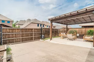 8631 Lohr Valley Rd, Irving, TX 75063 - Photo 30