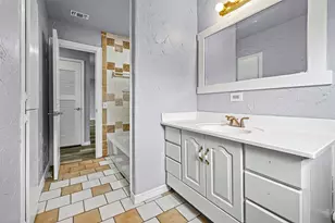 203 S Lancaster St, Granbury, TX 76048 - Photo 28