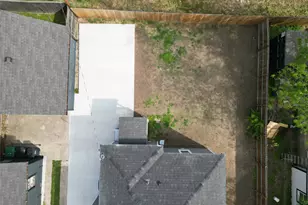 915 E Humbolt St, Fort Worth, TX 76104 - Photo 4