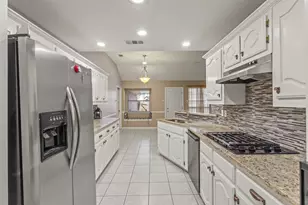 853 Woodridge Cir, DeSoto, TX 75115 - Photo 2