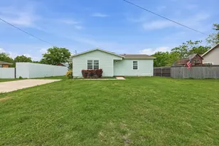 204 E Bailey St, Ponder, TX 76259 - Photo 4