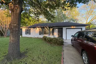 1109 N Howeth St, Gainesville, TX 76240 - Photo 2