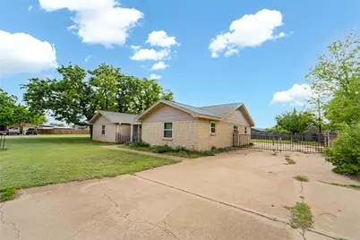 201 Westwood Street, Breckenridge, TX 76424 - Photo 2