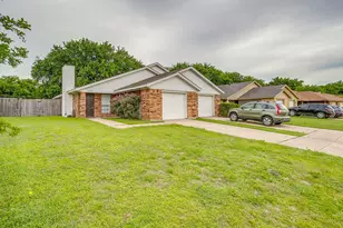 926 Irene St, Burleson, TX 76028 - Photo 2